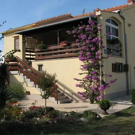 Dvor - 20 M From Beach Appartement Turanj