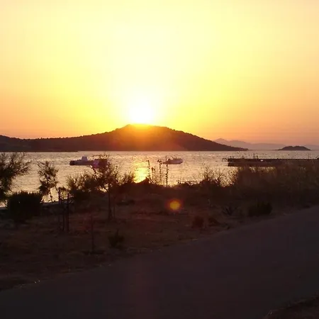 Dvor - 20 M From Beach Appartement Turanj