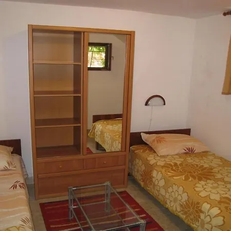 Dvor - 20 M From Beach Appartement Turanj